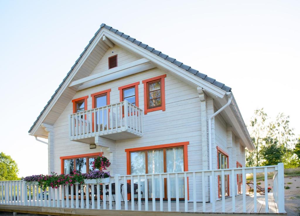 VahtseliinaVasekoja Holiday Center的白色的橙色房屋