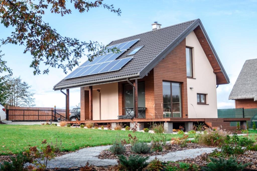 MałkinieRelax Houses - Domy Mazur的屋顶上设有太阳能电池板的房子