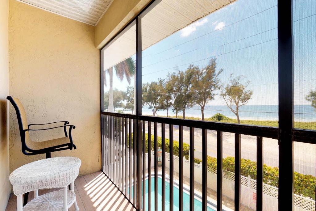 布雷登顿海滩Sunset Villa 2的阳台设有长凳,享有海景。