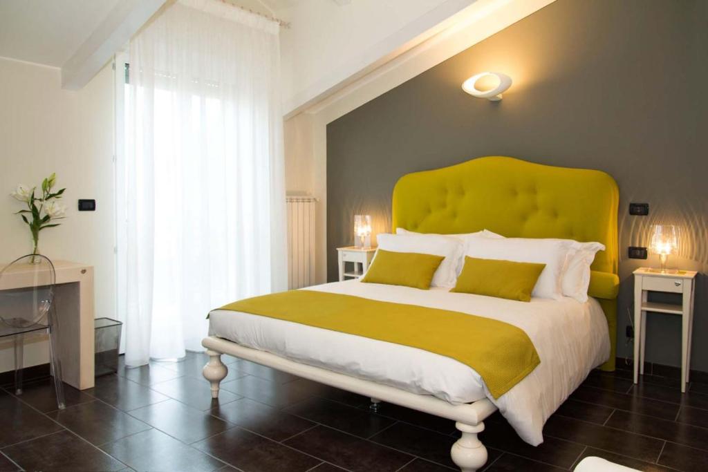 尼凯利诺佩佩住宿加早餐旅馆的一间卧室配有一张带黄色床头板的大床