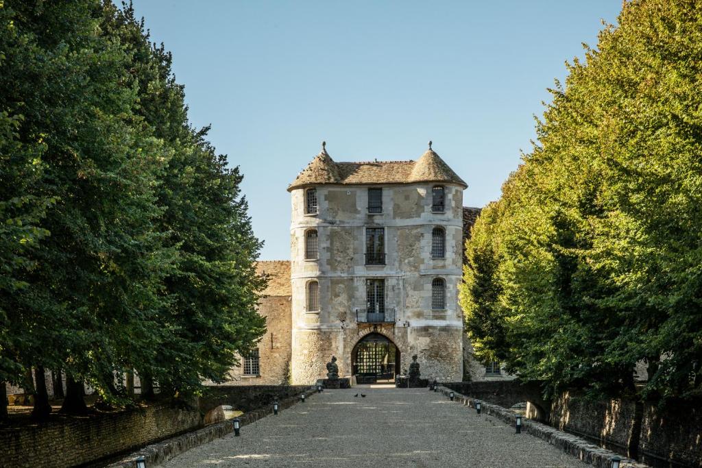 维利耶维利尔斯马哈城堡酒店的一座古城堡,前面有树木