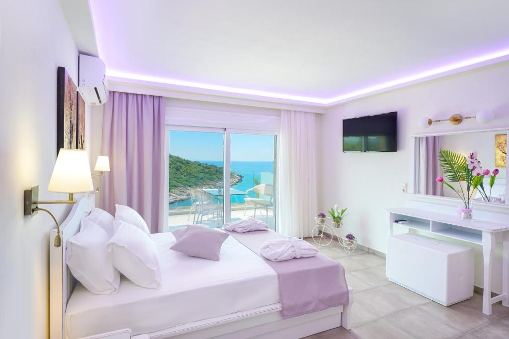 斯卡拉马里昂Dream View的白色的卧室设有床、书桌和窗户