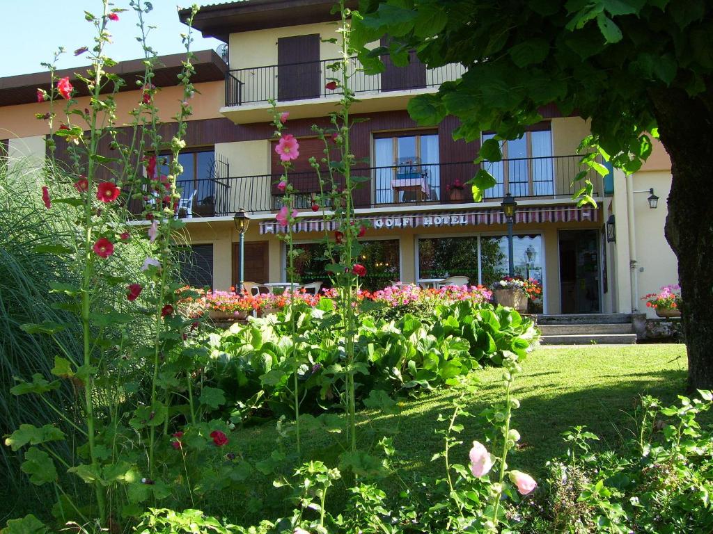 埃维昂莱班帕维兰高尔夫度假酒店的花房前的花园