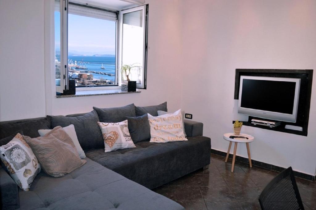 里耶卡Aurora Apartment的带沙发和平面电视的客厅