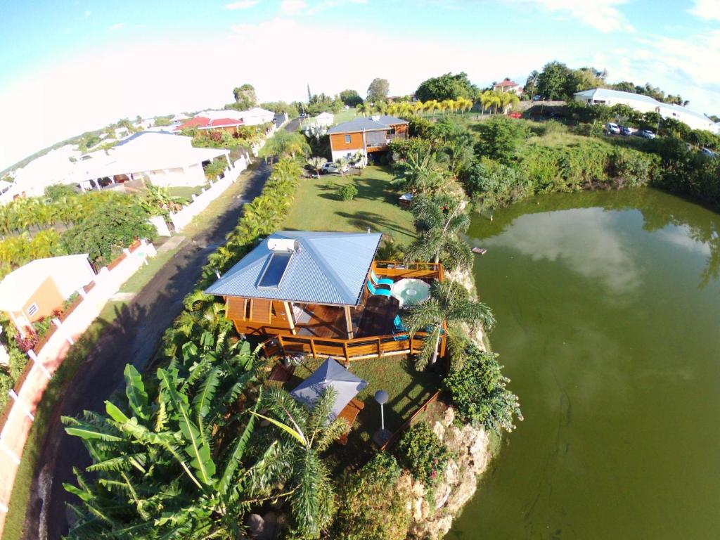 DouvilleBUNGA-LODGE (bungalow 4* avec piscine privée)的水中房屋的空中景观
