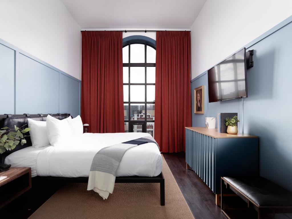 芝加哥The Chicago Hotel Collection Wrigleyville的一间卧室设有一张大床和一个窗户。