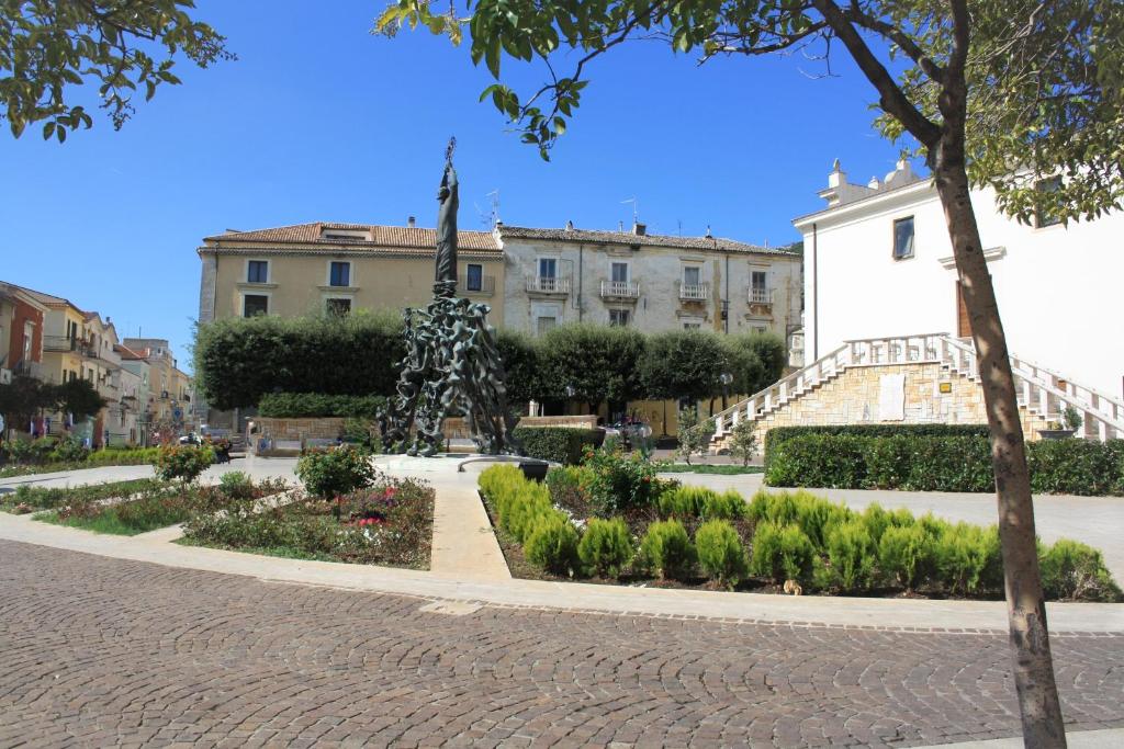 圣乔瓦尼·罗通多Mansarda Accogliente的建筑前有雕像的公园