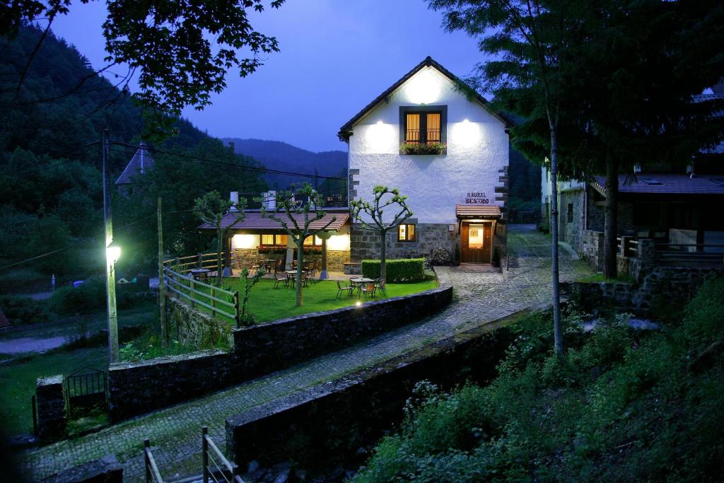 伊萨尔苏Hotel Rural Besaro - Selva de Irati的一间白色的小房子,晚上有灯