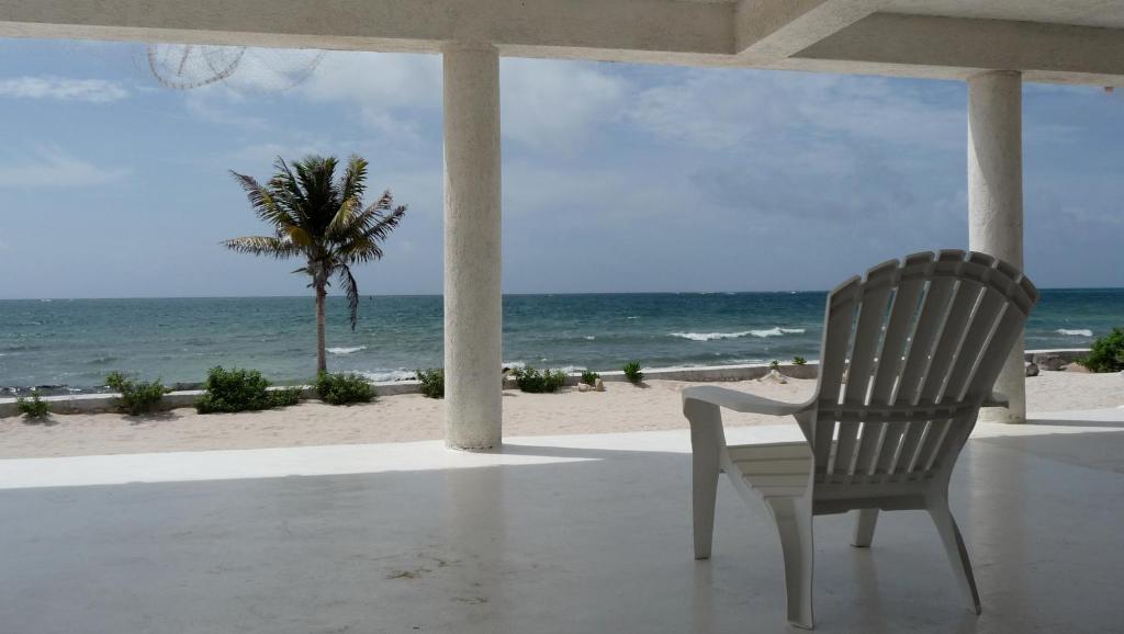 莫雷洛斯港兰克萨科尔酒店的坐在门廊上的椅子,俯瞰着海滩