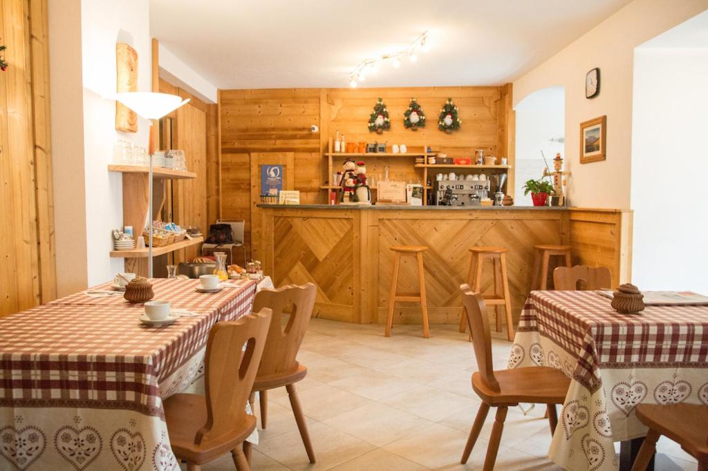科涅皇家居住城堡酒店的一间带两张桌子的用餐室和一间厨房