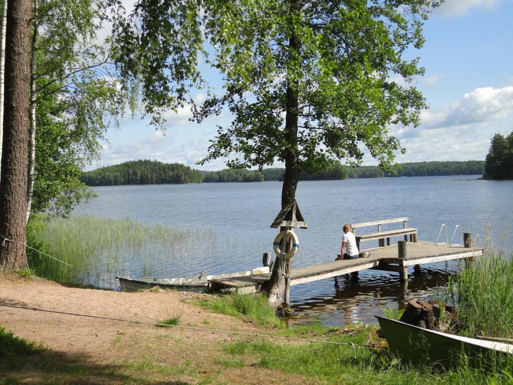 萨洛Isotalo Farm at enäjärvi lake的坐在湖面上的人