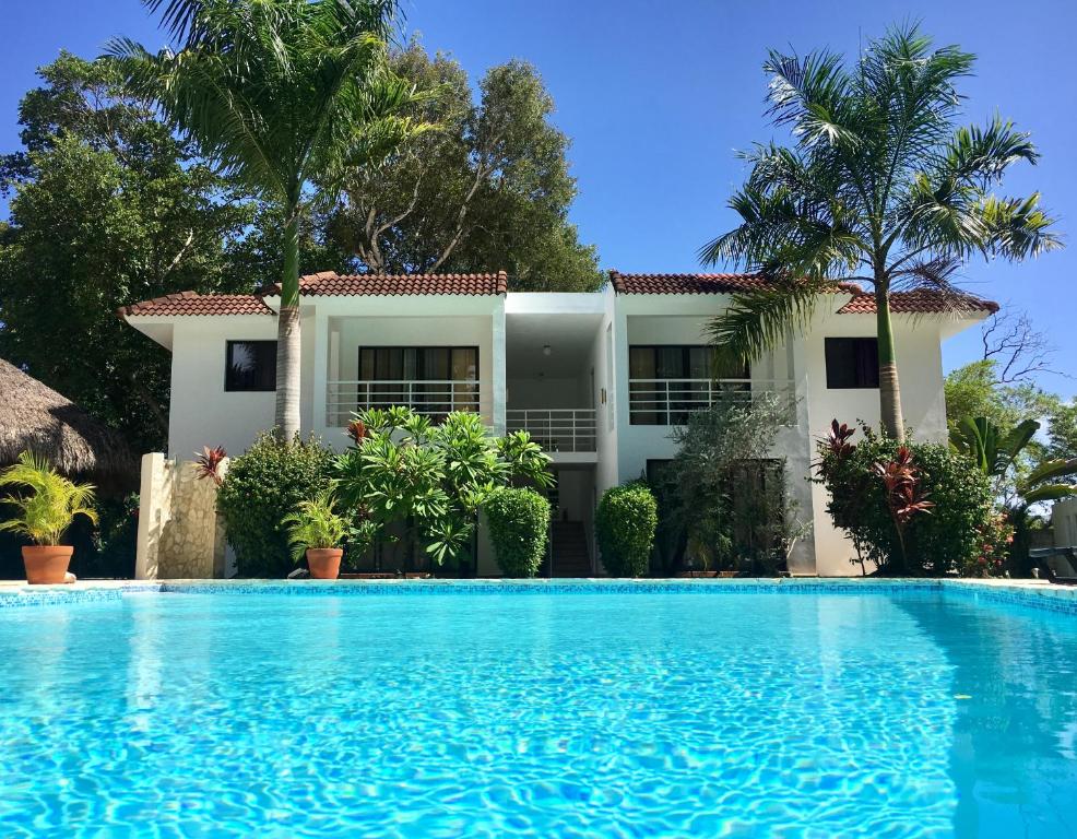 苏莎亚布兰科珊瑚酒店的别墅前设有游泳池