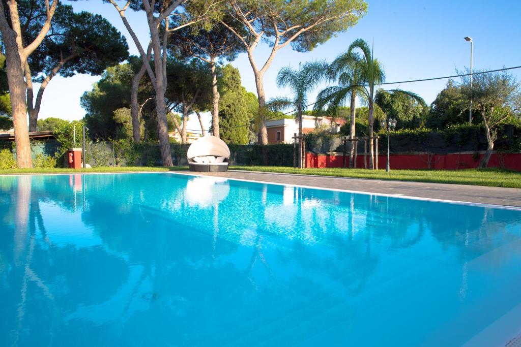 SelcettaRelais Villa Italia的一座绿树成荫的蓝色游泳池