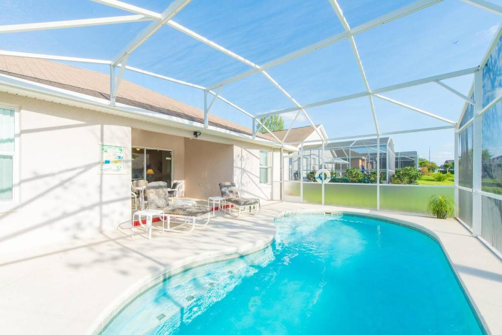 达文波特Orlando Mouse Manor的一座带玻璃天花板的别墅内的游泳池