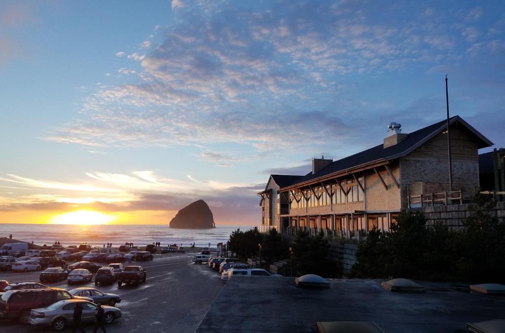 太平洋城Headlands Coastal Lodge & Spa的停车场,有一座建筑,靠近大海