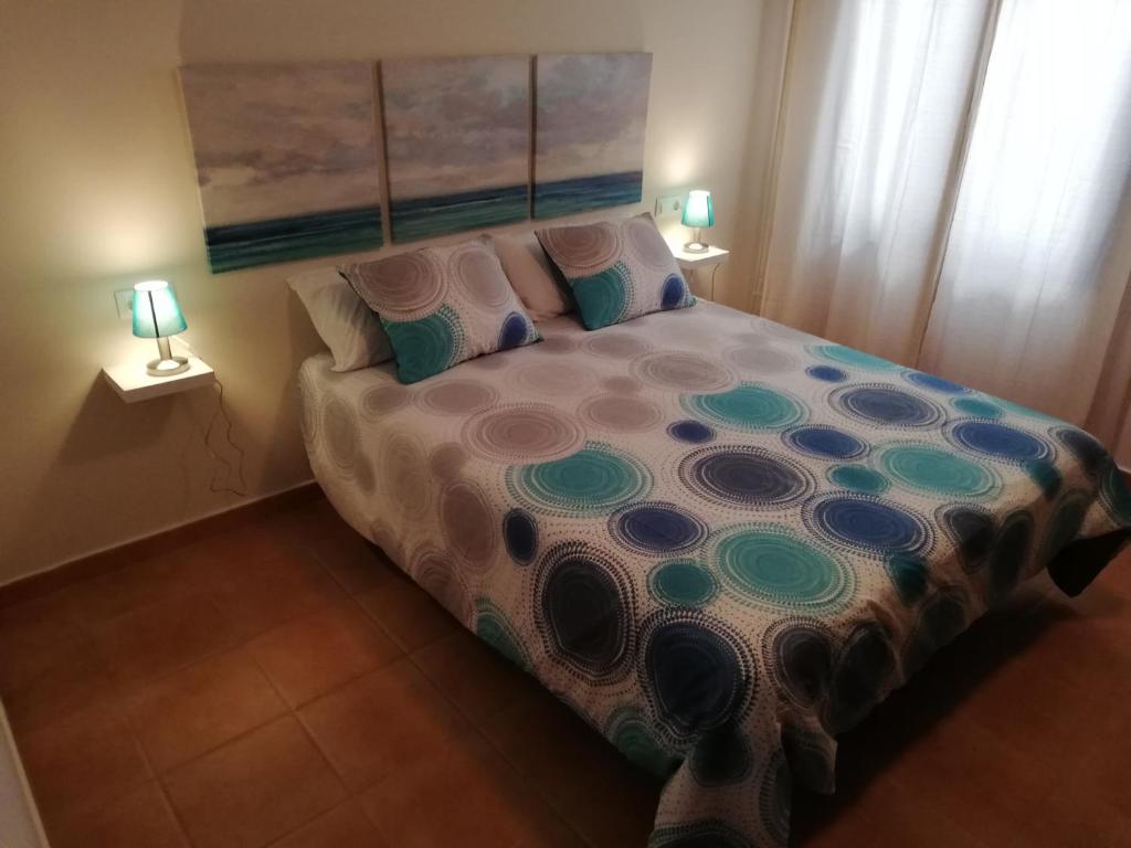 奥尔索拉mirador del roque 2的一间卧室配有一张大床和两盏灯