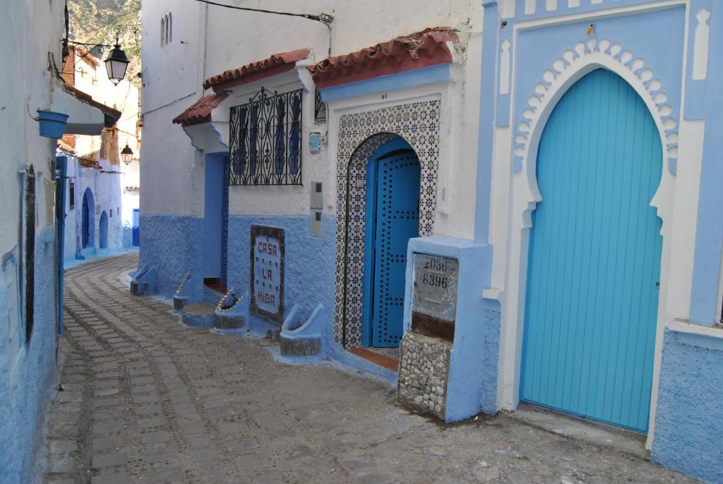舍夫沙万拉西柏之家旅馆的一条在大楼上设有蓝色门的街道