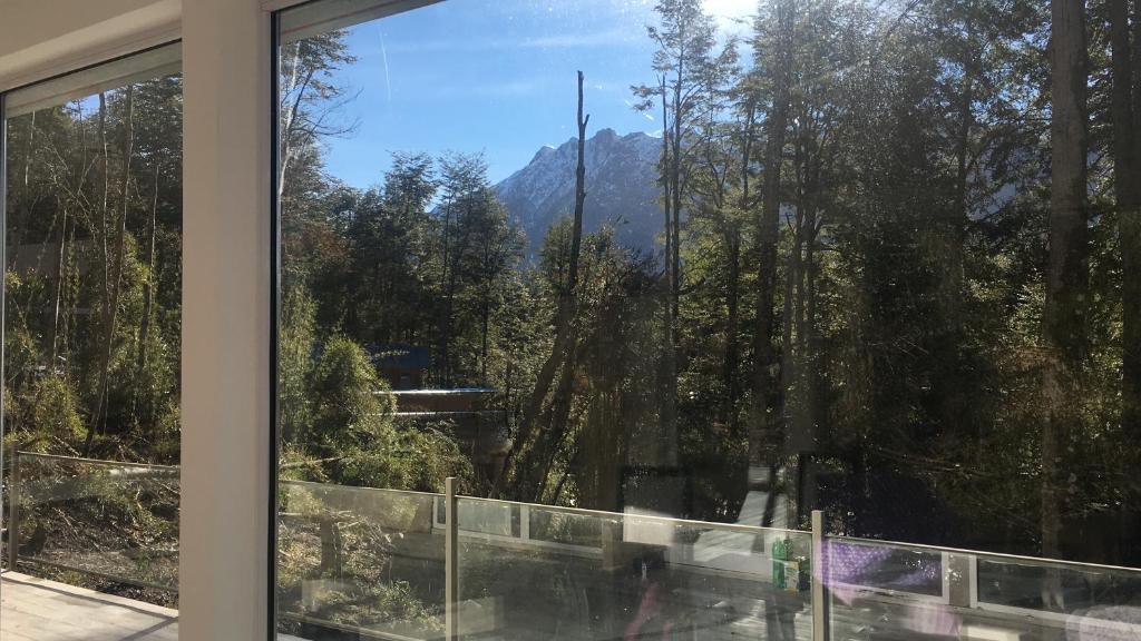 拉安戈斯图拉镇Casa moderna en el bosque y montaña的山景窗户