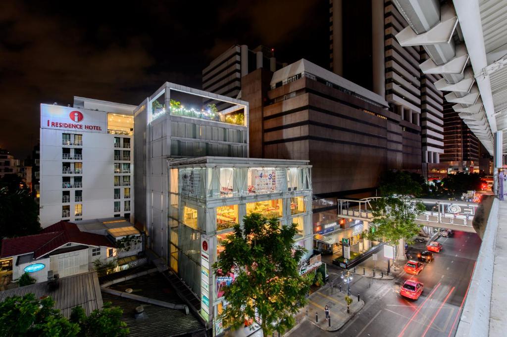 曼谷西隆爱逸酒店的夜晚城市的顶部景色