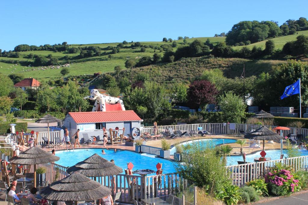 普尔维叙尔梅尔玛奎瓦露营酒店的度假村的游泳池,周围的人在