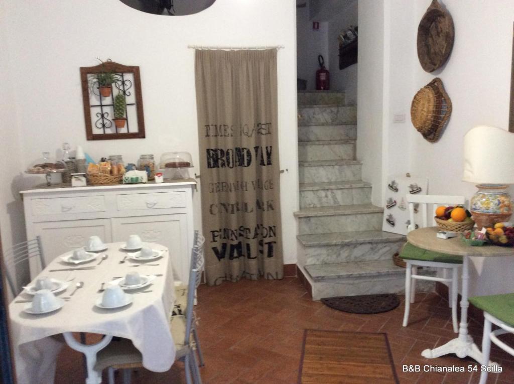 希拉西亚纳里54号住宿加早餐旅馆的厨房配有白色的桌椅和楼梯。