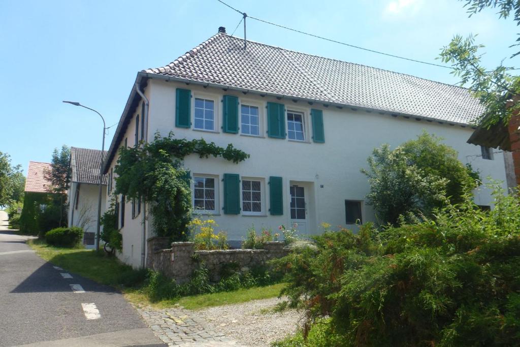 GersheimEulennest, Haus Vogelgesang的街上的白色房子,有绿色百叶窗