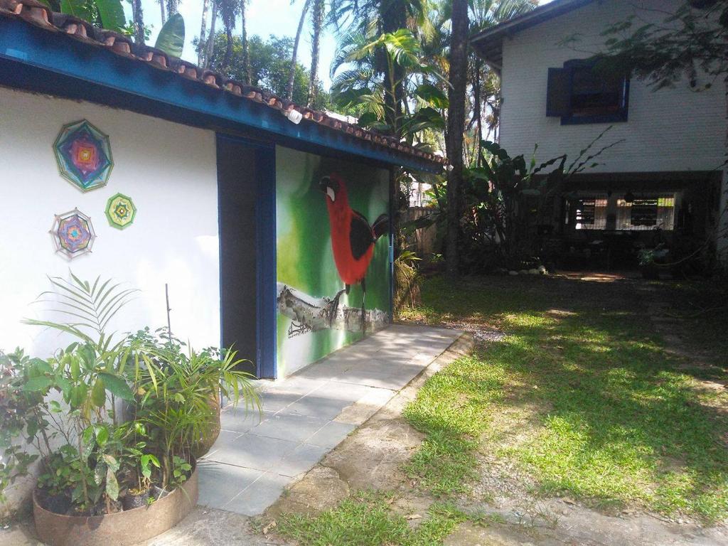 乌巴图巴Hostel Terra das Tribos的房屋一侧鸟的绘画
