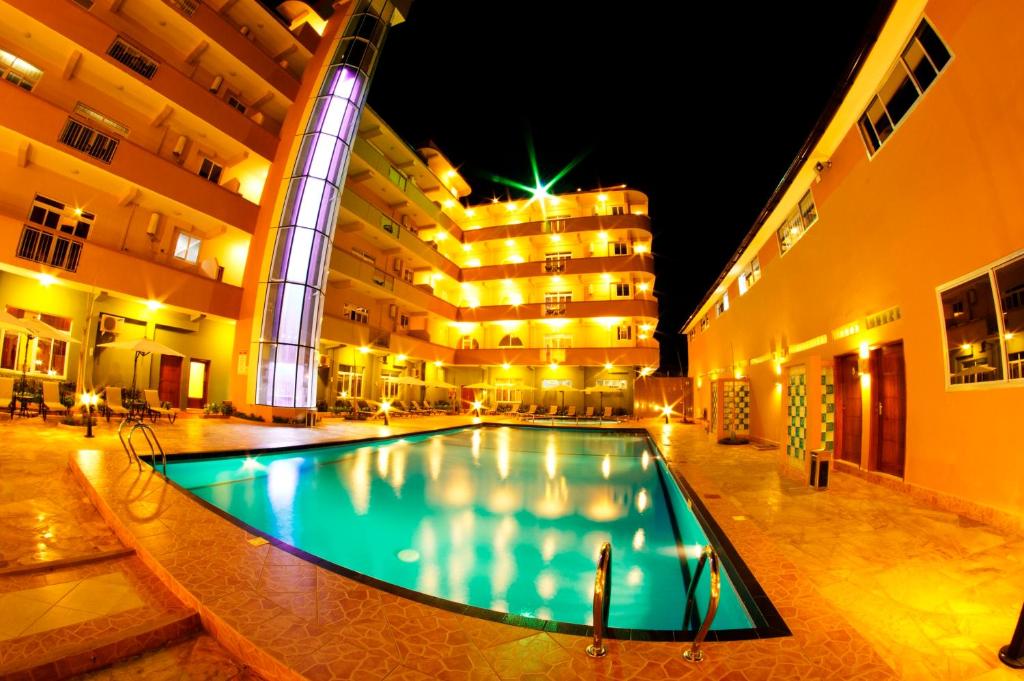 达累斯萨拉姆海景酒店的一座游泳池,在晚上在建筑物前