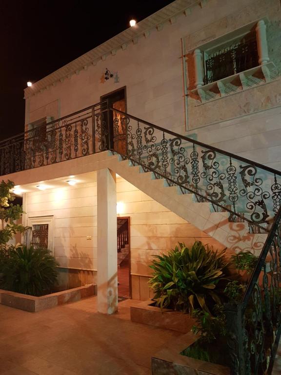 雷伊斯Villa Ar Rayis Beach的通往房子的楼梯