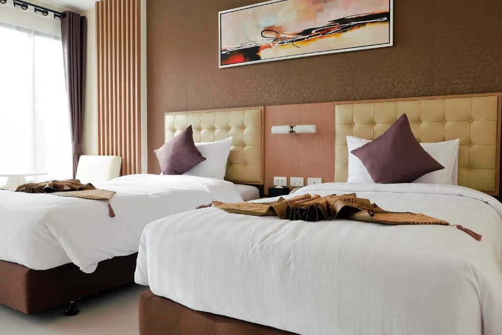 乌尔齐尼Hotel Ajana的酒店客房,配有两张带白色床单的床