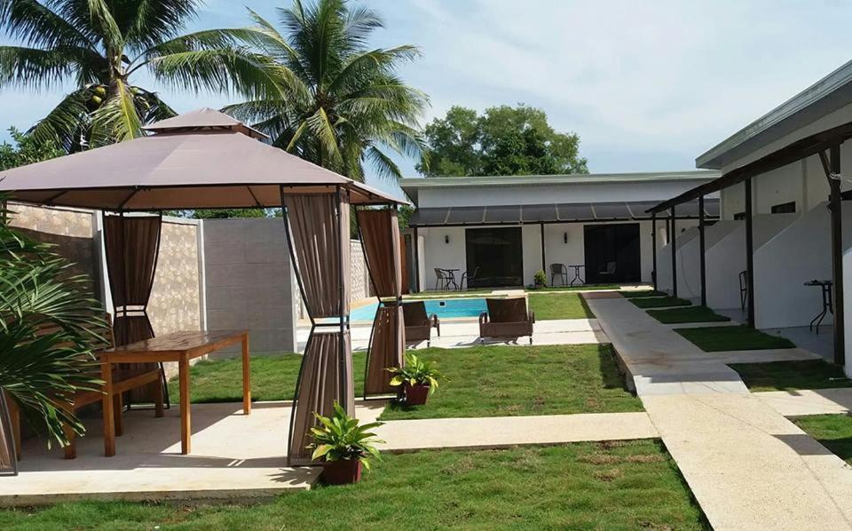 邦劳邦劳摩拉维亚公寓 的一个带遮阳伞、桌子和游泳池的庭院