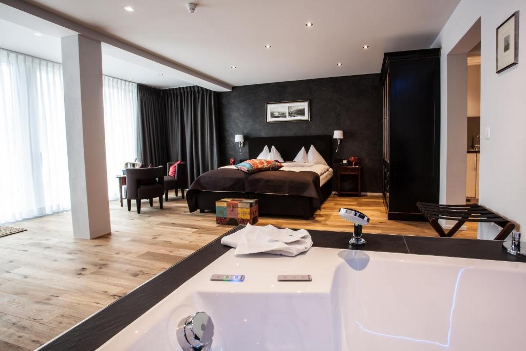 韦吉斯里维埃拉阁楼酒店的一间酒店客房 - 带一张床和一间浴室