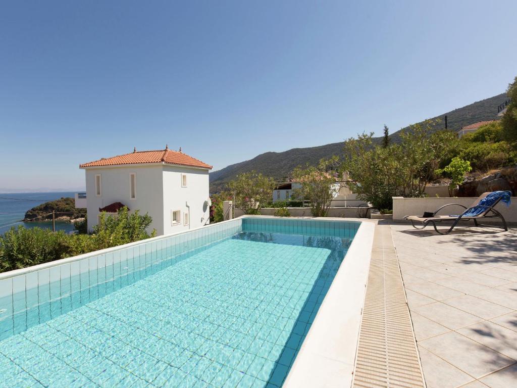 Agía ParaskevíBeautiful Villa in Agia Paraskevi Samos的享有别墅景致的游泳池