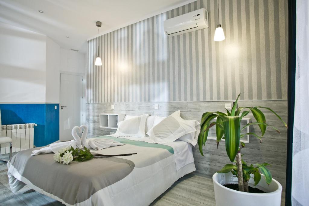 马德里马德里大街旅馆的酒店客房,配有床和植物