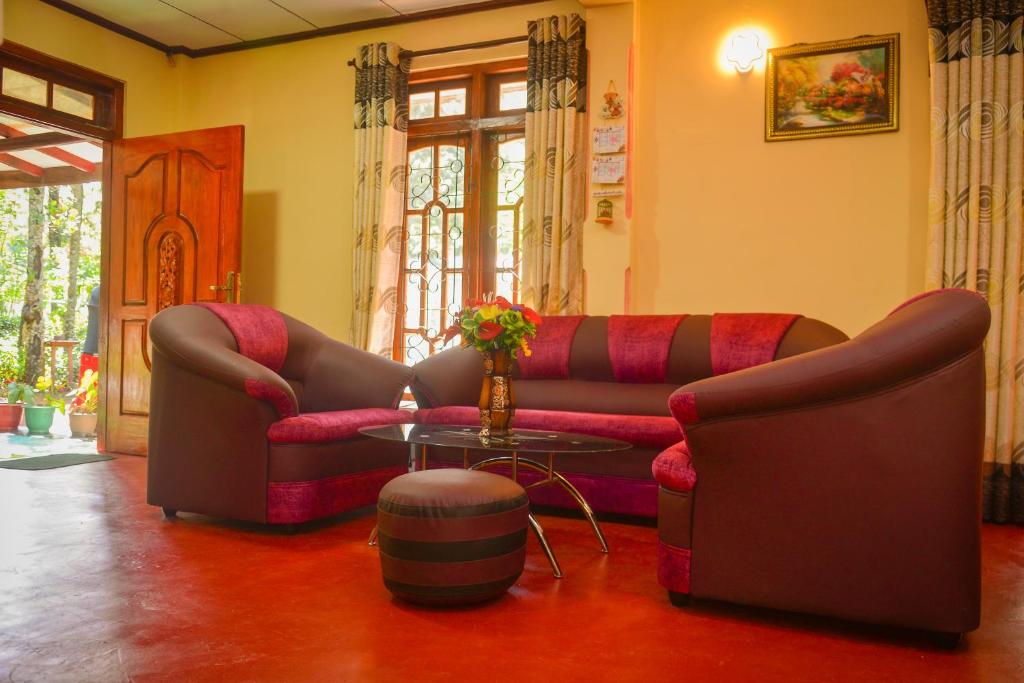 康提Lak Sewana Home Stay的客厅配有沙发和桌子