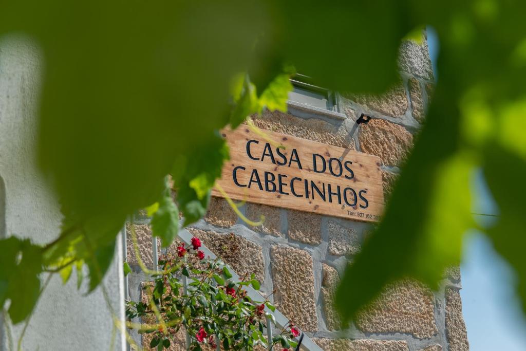 奥利维拉多霍斯比托Casa dos Cabecinhos的墙上有卡萨白菜的标志