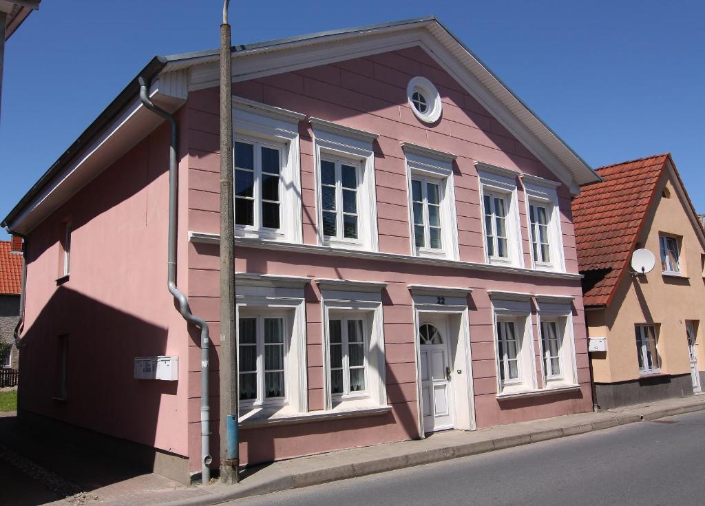 京斯特Appartmenthaus Gingst的街道边的粉红色建筑