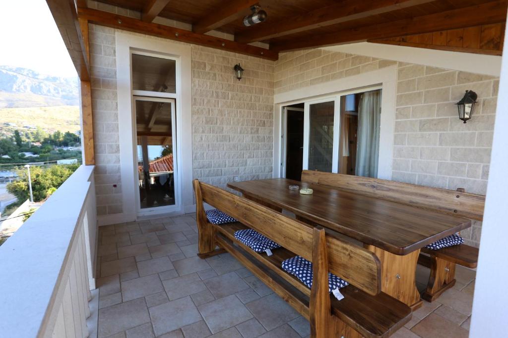 斯普利特海滩公寓的门廊配有木桌和长凳