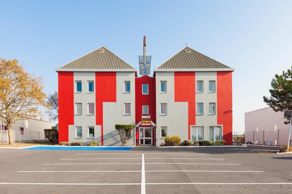 勒河畔的圣马丁ENZO HOTELS Chalons en Champagne的两座红色和白色建筑的建筑