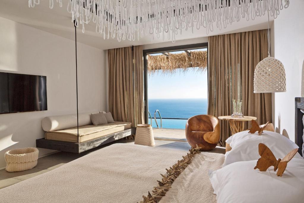 埃利亚海滩麦库优普瑞丽斯度假村&城堡的一间带两张床的卧室,享有海景