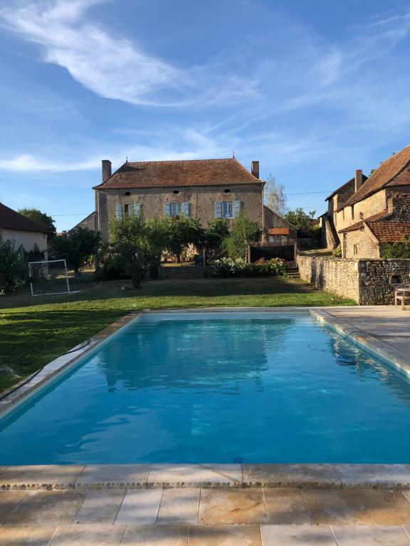 Sigy-le-ChâtelChatel de Bierre的房子前面的蓝色游泳池