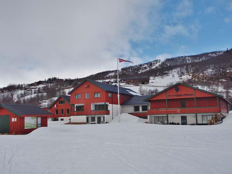 奥尔Vats Fjellstue的雪中一群红色的建筑