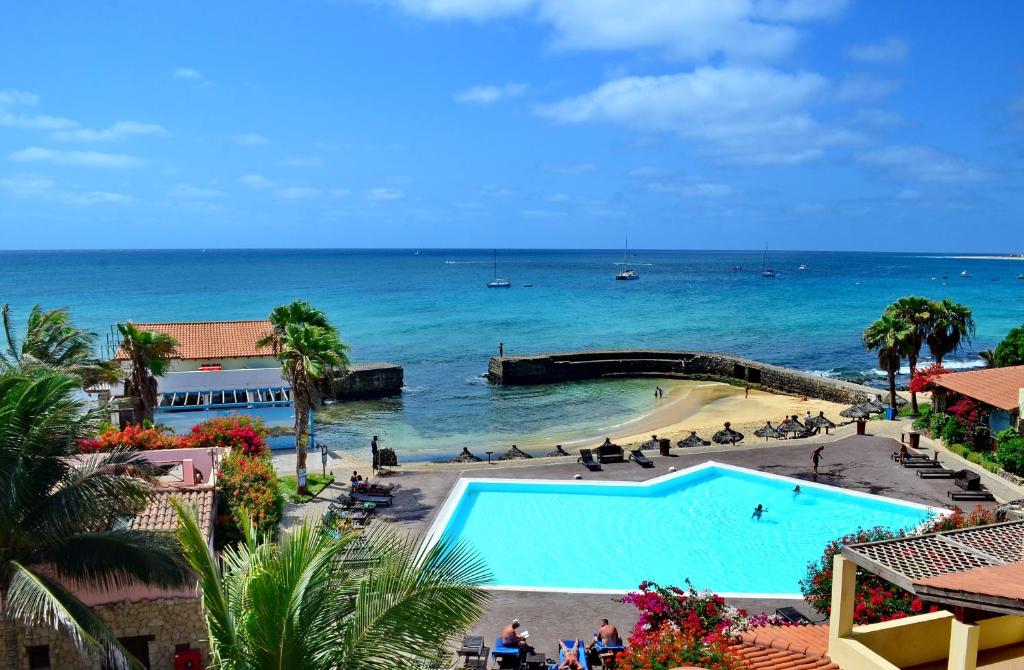 圣玛丽亚Porto Antigo Hotel BB的享有游泳池和大海的景色