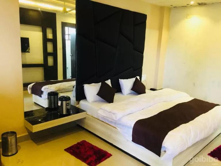 伯杰默里Hotel Khalsa -Lake View的一间卧室设有两张带大床头板的床