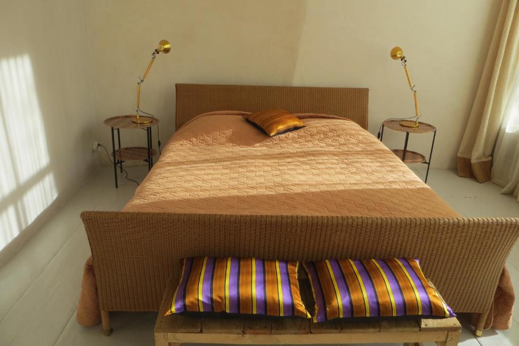 阿姆斯特丹卡萨露娜酒店的一间卧室配有一张大床和两张桌子