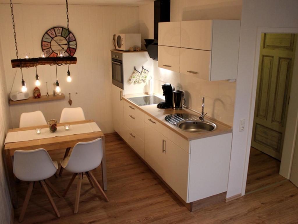 布劳恩拉格Beste Lage的一个带水槽和桌子的小厨房