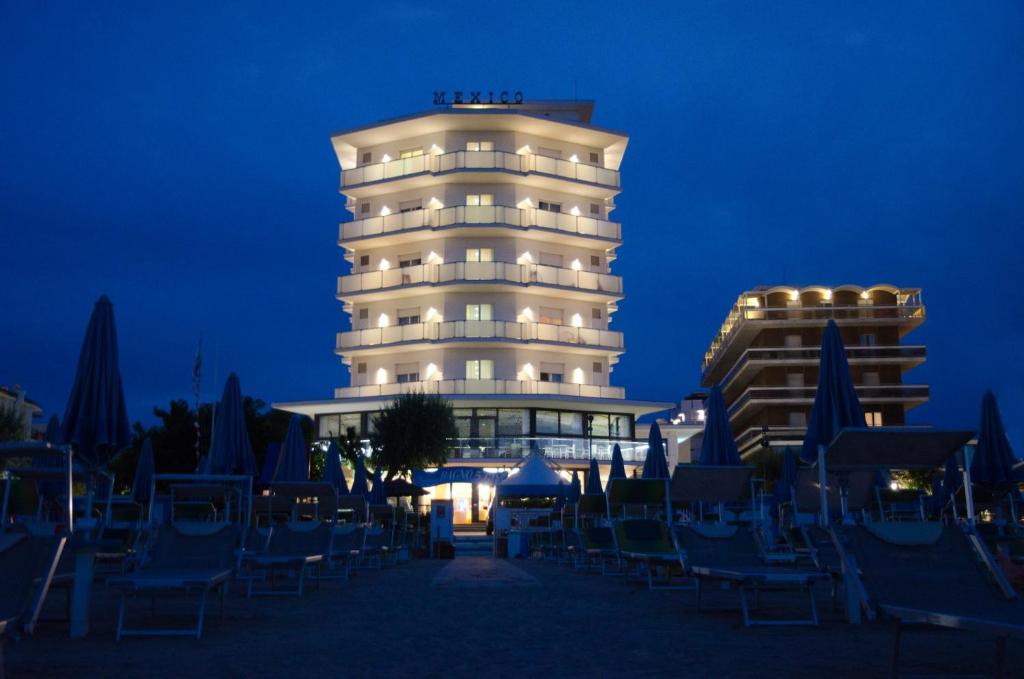 贝拉里亚-伊贾马里纳墨西哥酒店的夜间在大楼前带椅子的酒店