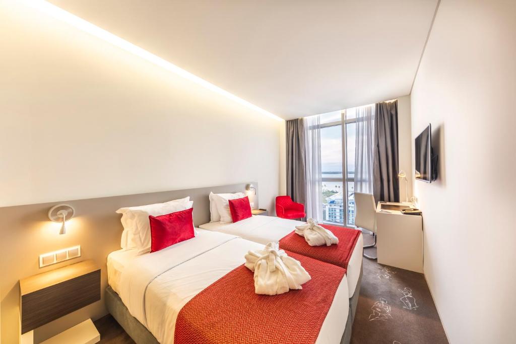 马普托Meliá Maputo Sky的酒店客房设有两张床和窗户。