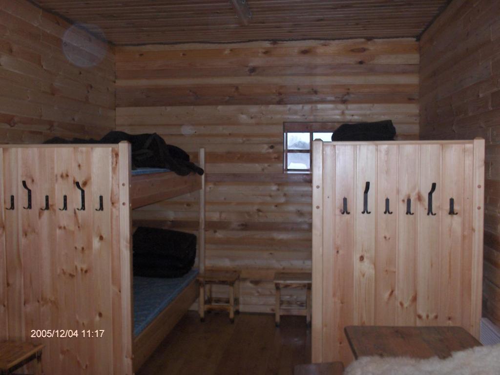 Myza IgasteWorld's End Hostel的小木屋设有两张双层床,配有窗户