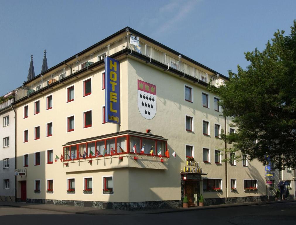 科隆路德维希高级酒店的一座大型建筑的侧面有时钟